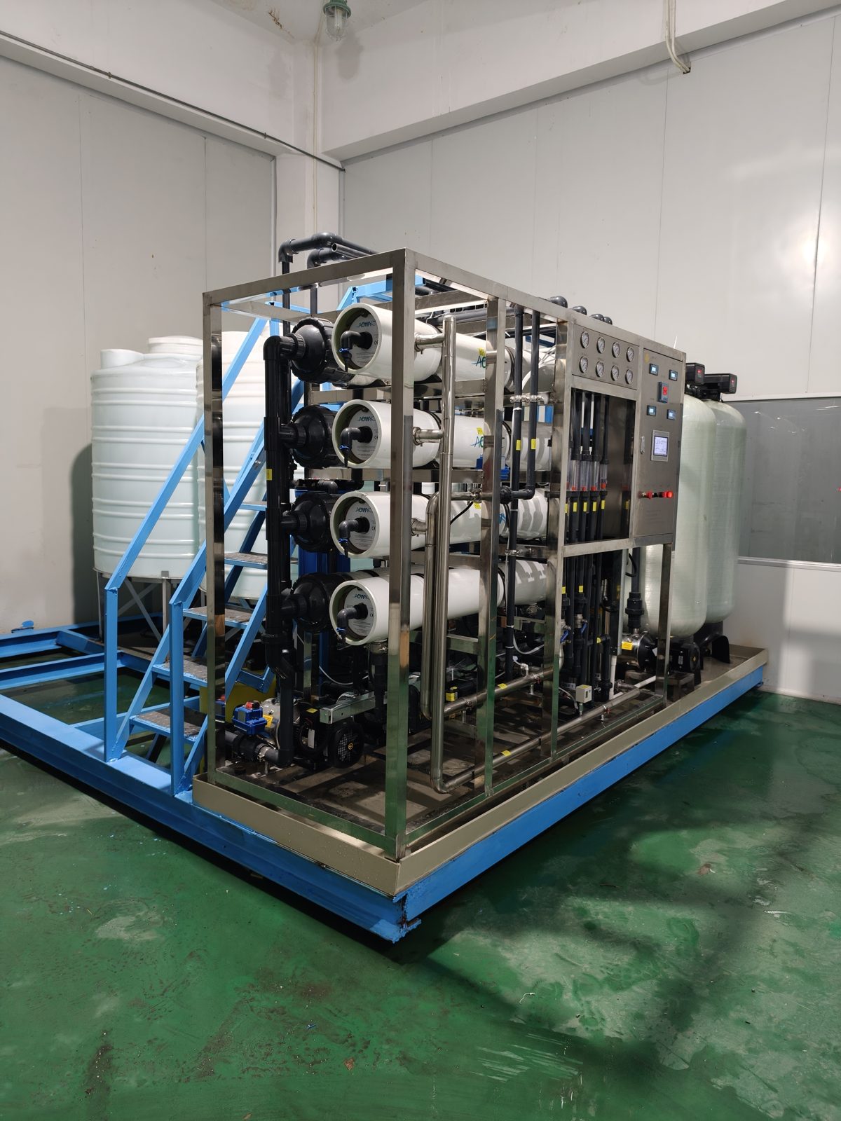 Industrial RO skid with membrane housings and FRP filter tanks